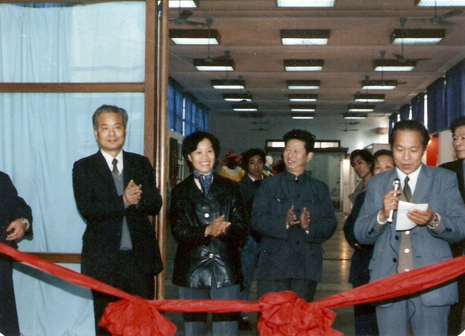 web5、 1987年2月工藝美術(shù)學(xué)校第一屆畢業(yè)典禮。省二輕總經(jīng)理葉榮寶、浙江美院院長肖峰與我司總經(jīng)理汪潔參加剪彩典禮.jpg